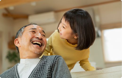 祖母と孫の笑顔。