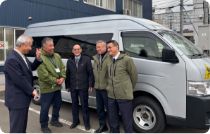 送迎バン車とスタッフたち