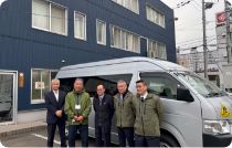 送迎バン車とスタッフたち